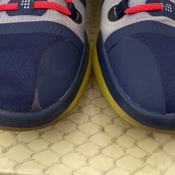 Men’s slightly worn Kobe AD basketball shoes. - Picture 3 of 9